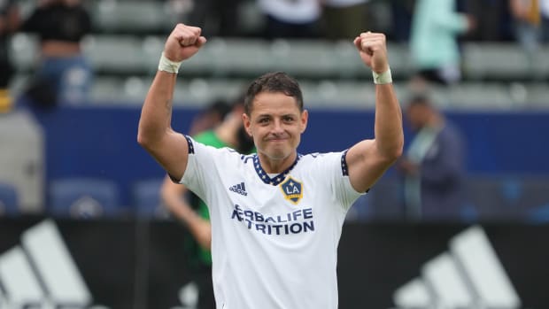 Chicharito festeja con los brazos arriba